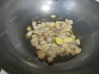 8、时蔬腊肉焖饭,倒入肥肉粒煸炒出油