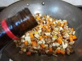 11、时蔬腊肉焖饭,加入料酒去腥