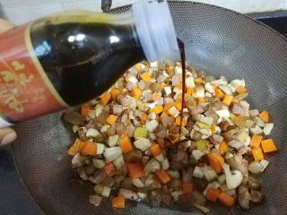 12、时蔬腊肉焖饭,加入生抽调味