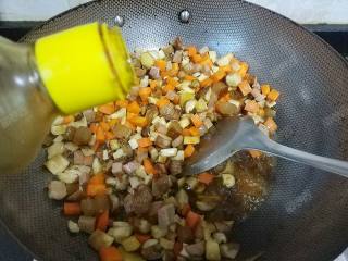 13、时蔬腊肉焖饭,加入老抽调色