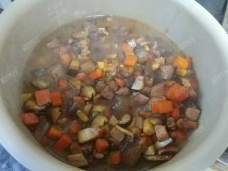 15、时蔬腊肉焖饭,浸泡后的米和炒好的配菜全部倒入电饭煲中，加入清水，水量和平时煮饭的量一样