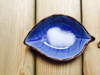 6、中西合璧的馒头鸡蛋披萨,准备好食盐2克备用！