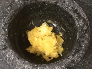 1、日式三文鱼沙拉,提前两天做调味醋:剥些鲜橙粒放入石舀中。