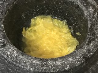 2、日式三文鱼沙拉,研磨。