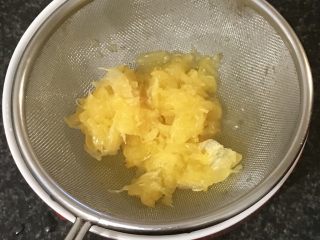 3、日式三文鱼沙拉,过滤出橙汁。同样的做法做柠檬汁。