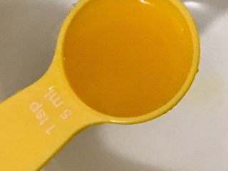 4、日式三文鱼沙拉,取10毫升橙汁放入碗中。