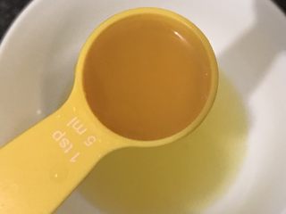 6、日式三文鱼沙拉,取25毫升味啉放入碗中。