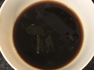 11、日式三文鱼沙拉,然后用保鲜膜封好放入冰箱冷藏两天,浸泡冷藏越久风味越佳。