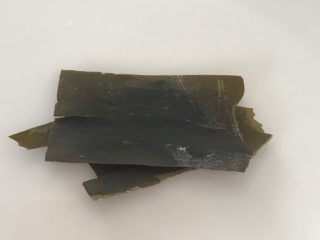 10、日式三文鱼沙拉,放入适量昆布,放前用干布擦下。