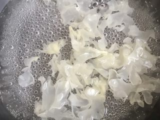 16、日式三文鱼沙拉,沸水入锅焯烫白木耳二三分钟。