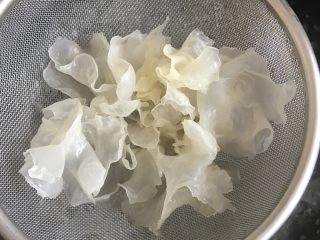 17、日式三文鱼沙拉,捞出冷水过凉。