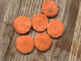 19、日式三文鱼沙拉,胡萝卜洗净,去根部去尖头,切出6个圆片。