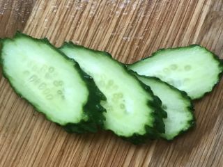 28、日式三文鱼沙拉,切斜片,15片左右。