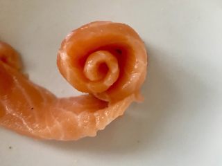 32、日式三文鱼沙拉,再取一片从尾部沿着包裹上,我一共包了三片三文鱼。