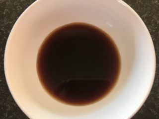 34、日式三文鱼沙拉,从冰箱取出封存了两天的调味醋。