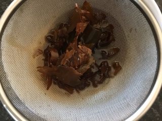 35、日式三文鱼沙拉,过滤下杂质。