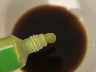 37、日式三文鱼沙拉,挤上些芥末调匀。