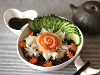 38、日式三文鱼沙拉,可以美美地吃了。