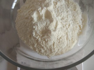 1、广式月饼+ukoeo6002烤箱,称取200克面粉