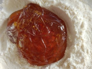 2、广式月饼+ukoeo6002烤箱,倒入转化糖浆