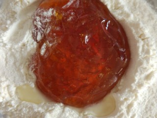 3、广式月饼+ukoeo6002烤箱,倒入枧水