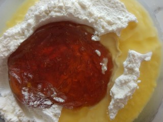 4、广式月饼+ukoeo6002烤箱,倒入玉米油