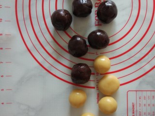 6、广式月饼+ukoeo6002烤箱,50克头我包的纯豆沙，豆沙35克，皮15克