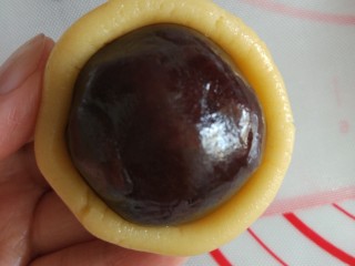 7、广式月饼+ukoeo6002烤箱,月饼皮中间按薄一点，外面一圈厚，然后外面一点点的往上推