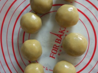 8、广式月饼+ukoeo6002烤箱,所有的月饼都包好