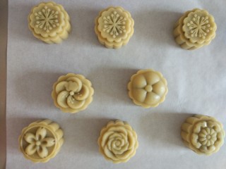 9、广式月饼+ukoeo6002烤箱,放入月饼模按压出形状