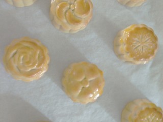 11、广式月饼+ukoeo6002烤箱,出炉后刷蛋液，再放回烤箱