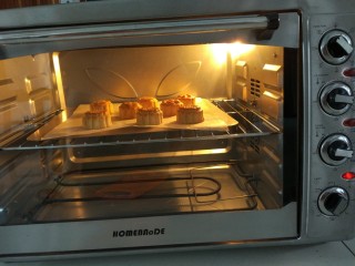 12、广式月饼+ukoeo6002烤箱,继续烘烤，180度15分钟