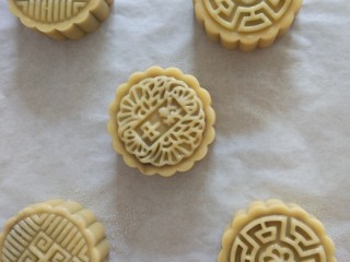 10、广式月饼+ukoeo6002烤箱,然后喷水，放入烤箱180度5分钟