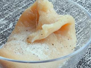 2、黑胡椒鸡肉沙拉—又到了露肉的季节，美味健康的减脂餐了解一下,鸡胸肉撒入盐、黑胡椒腌制15分钟备用。