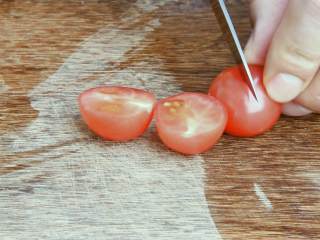 3、黑胡椒鸡肉沙拉—又到了露肉的季节，美味健康的减脂餐了解一下,小番茄一切为二。