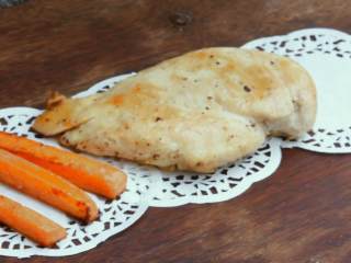 4、黑胡椒鸡肉沙拉—又到了露肉的季节，美味健康的减脂餐了解一下,取出煎好的鸡肉和胡萝卜条放置于吸油纸上。