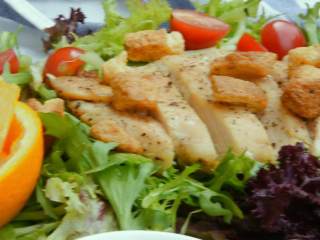 7、黑胡椒鸡肉沙拉—又到了露肉的季节，美味健康的减脂餐了解一下,摆盘，撒少许罗勒碎，加入面包干。