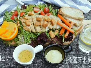 8、黑胡椒鸡肉沙拉—又到了露肉的季节，美味健康的减脂餐了解一下,淋上沙拉汁即可。