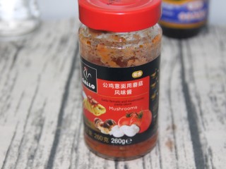 1、橄榄菜煎蛋意面,先准备意面酱