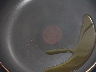 5、橄榄菜煎蛋意面,锅里热点油