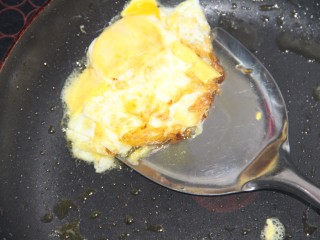 7、橄榄菜煎蛋意面,煎好盛出