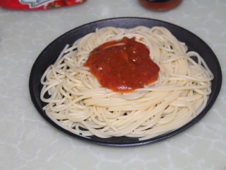 11、橄榄菜煎蛋意面,倒一点意大利面酱