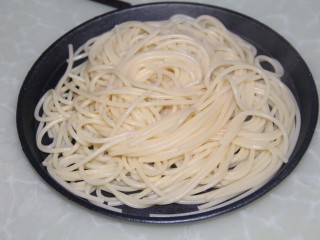 10、橄榄菜煎蛋意面,煮好盛出