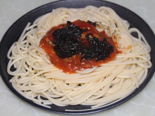 12、橄榄菜煎蛋意面,再倒点橄榄菜