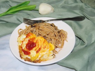 14、橄榄菜煎蛋意面,最后煎蛋上挤点番茄酱，可以吃了