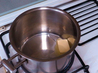 2、浓郁味香的【培根奶油炖菜】,黄油入锅