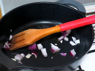 13、浓郁味香的【培根奶油炖菜】,先来炒洋葱