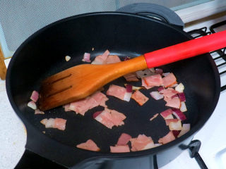 14、浓郁味香的【培根奶油炖菜】,出香味后加入培根煎至金黄