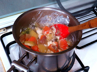 18、浓郁味香的【培根奶油炖菜】,将全部食材倒入奶油白酱锅中