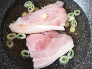 1、啤酒红烧肉,后腿肉切成大块，凉水入锅，加入料酒、葱段和姜片，烧开焯水。